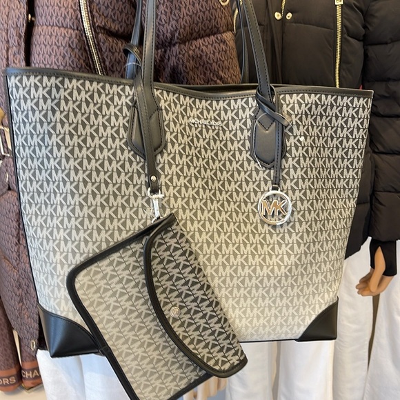 Michael Kors Eva Large Ombré Signature Logo Shoulder Tote Bag
Black 
NWT - Picture 5 of 16